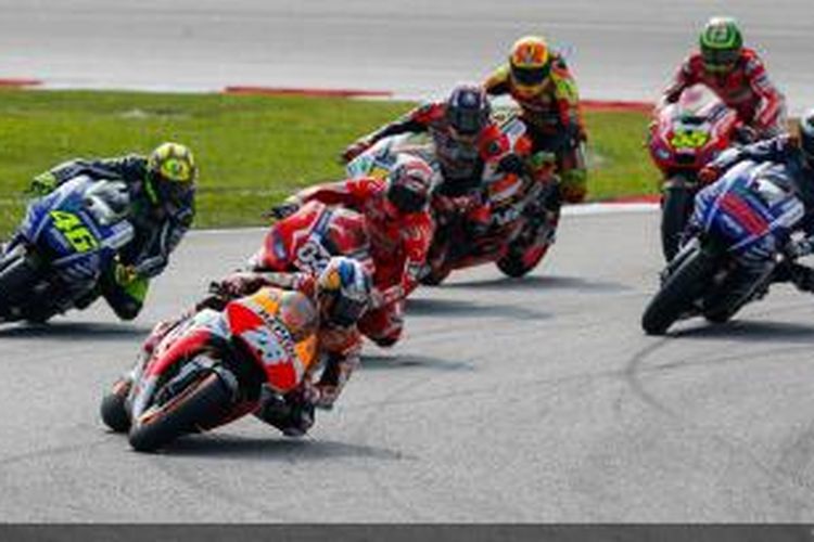 Pebalap Repsol Honda asal Spanyol, Dani Pedrosa, memimpin para pebalap lain pada awal balapan GP Malaysia di Sirkuit Sepang, Minggu (26/10/2014).