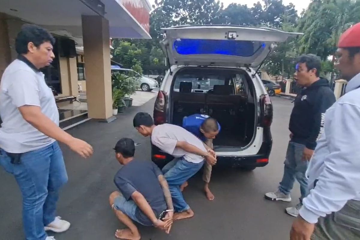 Tiga pelaku pencurian motor ditangkap setelah melakukan aksinya sebanyak lima kali di kawasan Kalideres, Jakarta Barat. Ketiganya ditangkap pada Kamis (15/6/2023). 