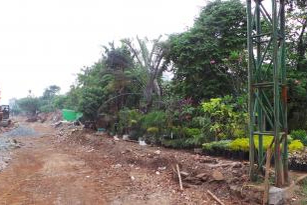 Pengerjaan pelebaran Jalan Arjuna Selatan, Jakarta Barat. Pelebaran jalan itu direncanakan selesai Desember 2013.