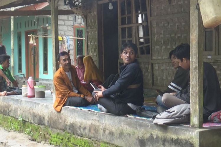 Mantan Guru FS dan MR, Lalu Safwan (jaket kuning kunyit) mendatangi dusun tempat tinggal korban dan keluarga suaminya, di Dusun Pondok Komak, desa Lantan Lombok Tengah, Kamis (5/1/2023).