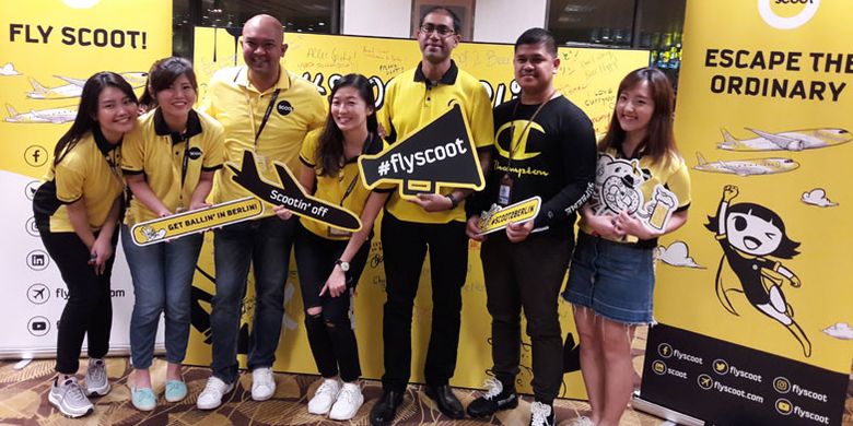 Vinod Kannan, Chief Commercial Officer (CCO) Scoot (ketiga dari kanan) bersama staf Scoot di Bandara Changi, Singapura, Selasa (19/6/2018) malam.