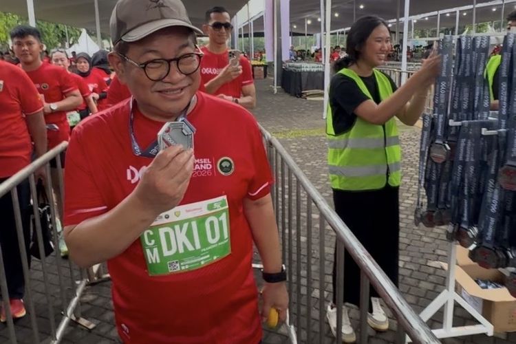 Momen Pramono Pamer Medali Usai Tuntaskan Lari 5K di GBK