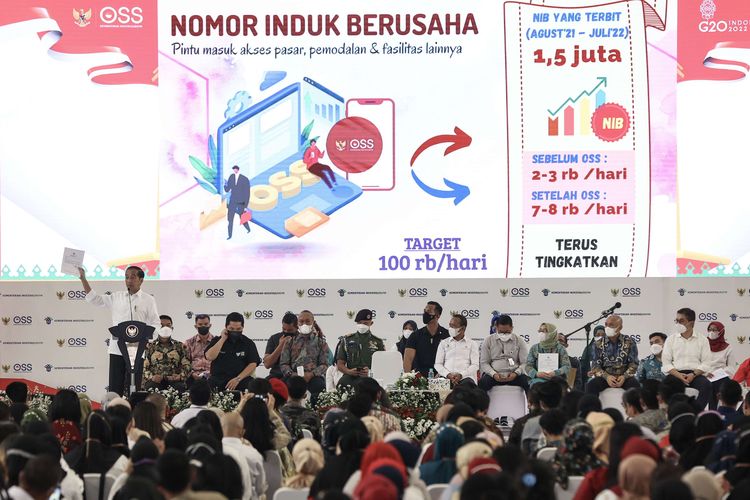 Presiden Joko Widodo memberi sambutan saat pembagian nomor induk berusaha (NIB) di Cijantung, Jakarta, Rabu (13/7/2022). Jokowi menargetkan, ke depannya pemerintah dapat mengeluarkan 100.000 izin usaha per hari, dari angka 7.000-8.000 izin usaha per hari saat ini.