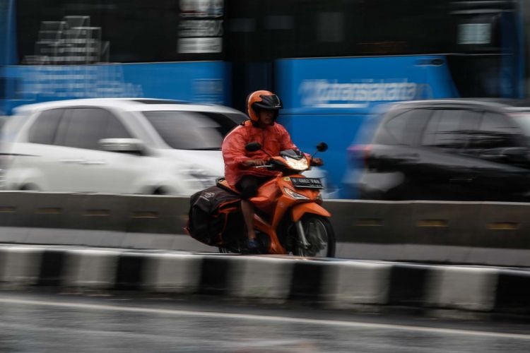 Pengguna kendaraan bermotor menembus hujan di Jalan Menteng Raya, Jakarta, Jumat (22/2/2019). Badan Meteorologi, Klimatologi, dan Geofisika ( BMKG) memprediksi hujan akan mengguyur wilayah Jabodetabek pada Jumat (22/2/2019) siang.