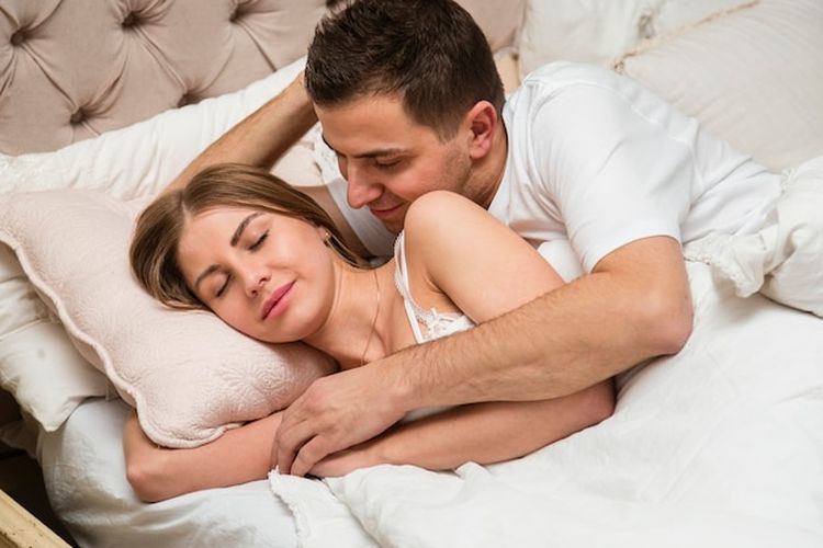 8 alasan cuddling itu penting