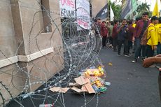Tak Kunjung Ditemui Puan Maharani, Mahasiswa Bakar Sampah dan Ancam Robohkan Gerbang Gedung DPR