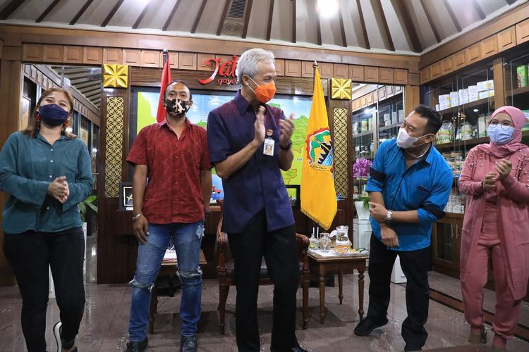 Gubernur Jawa Tengah Ganjar Pranowo ditemui artis Jawa Tengah di Kantornya, Srlasa (16/3/2021).