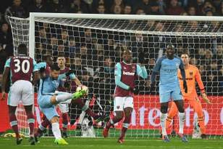 Striker Manchester City, Sergio Aguero (2 dari kiri), melepaskan tembakan yang mampu diselamatkan kiper West Ham asal Spanyol, Adrian (kanan), dalam pertandingan ronde ketiga Piala FA di London Stadium, London, Jumat (6/1/2017).