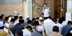 Kasatgas Tito Shalat Tarawih Perdana Bersama Masyarakat Aceh Tamiang