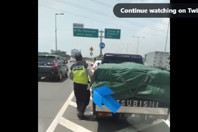 Video yang memperlihatkan seorang polisi lalu lintas (polantas) diduga tengah melakukan pungutan liar (pungli) terhadap sopir mobil pikap di ruas Jalan Tol Layang Cawang-Priok, Jakarta viral di media sosial.