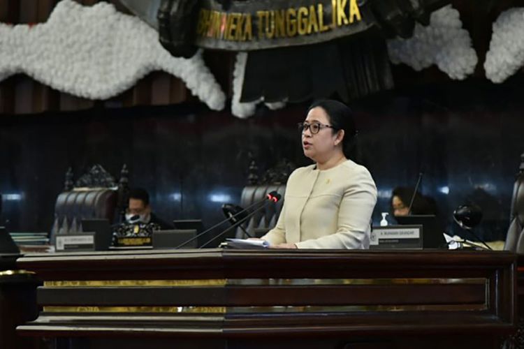 Ketua DPR RI Dr. (H.C.) Puan Maharani resmi membuka Rapat Paripurna Ke-15 Masa Persidangan III Tahun Sidang 2019-2020 di Gedung DPR RI, Senayan, Jakarta, Selasa (12/5/2020)