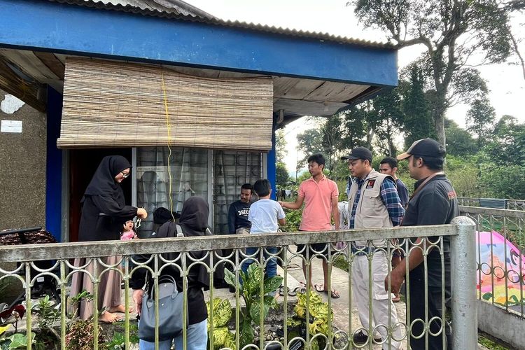 Pengawas Pemilu Tingkat Kecamatan saat melakukan proses pengawasan coklit yang disudah dilaksanakan oleh Pantarlih di Kabupaten Bandung, Jawa Barat, Rabu (24/7/2024)