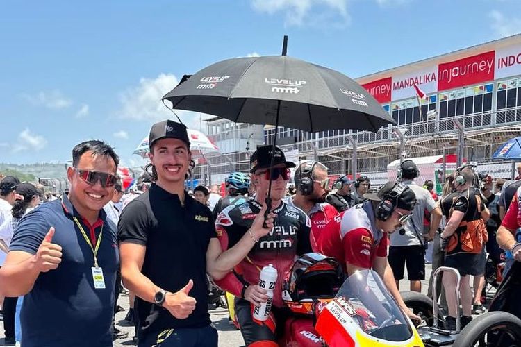 Doni Tata Pradita mantan pembalap saat berada ditengah persiapan MotoGP 2025 di Sirkuit Mandalika Lombok, Nusa Tenggara Barat, Minggu (5/10/2025) siang.