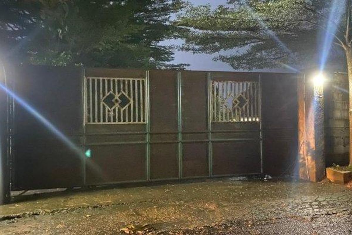 Lokasi ledakan di Klapanunggal, Bogor, yang lukai pemilik rumah, Rabu (12/6/2024). Peristiwa ini sedang diselidiki Polres Bogor bersama Densus 88 dan Jibom Gegana.