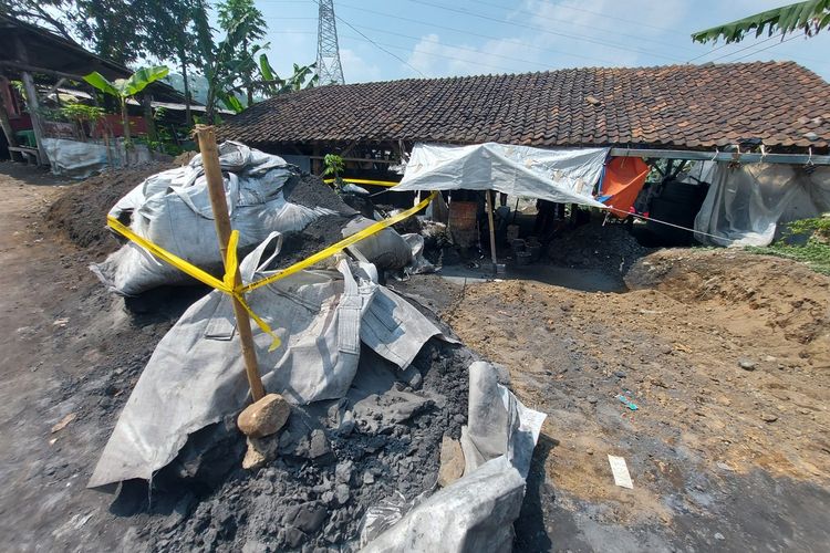Limbah batu bara menumpuk di industri pembuatan batako di hulu Situ Ciburuy, Bandung Barat.