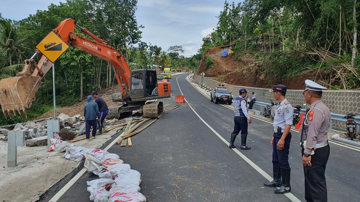 Diguyur Hujan Deras, Jalan Alternatif Gunungkidul-Sleman yang Diresmikan Sri Sultan HB X Ambles