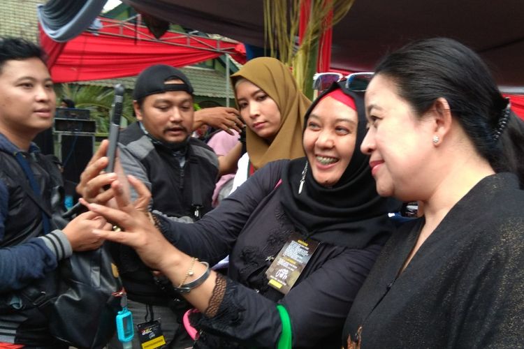 Menteri Puan diajak foto oleh salah seorang pengunjung di BEC 2017