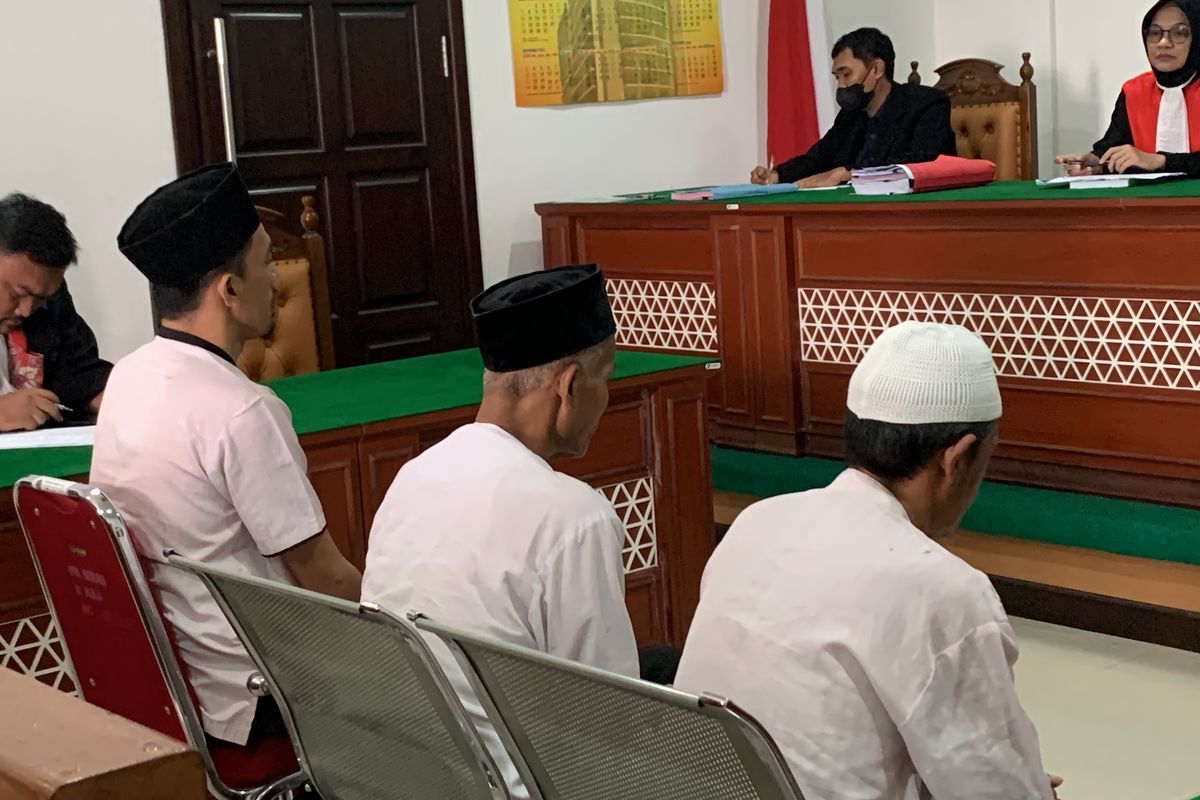 Terdakwa Wowon Erawan, Solihin dan Dede hanya diam dan sesekali menunduk selama sidang vonis di Pengadilan Negeri (PN) Bekasi, Rabu (1/11/2023).