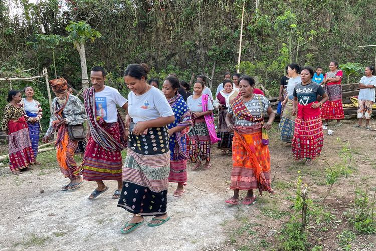 Pesta adat di Mandeu, Kecamatan Belu, Pulau Timor sebagai rasa syukur kain tenun dari daerah ini dipakai Ibu Negara