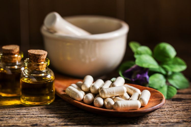 Ilustrasi obat herbal. Setiap orang harus bijak dalam memilih dan mengonsumsi obat. Dokter spesialis urologi menjelaskan penggunaan obat yang bisa sebabkan kerusakan ginjal.