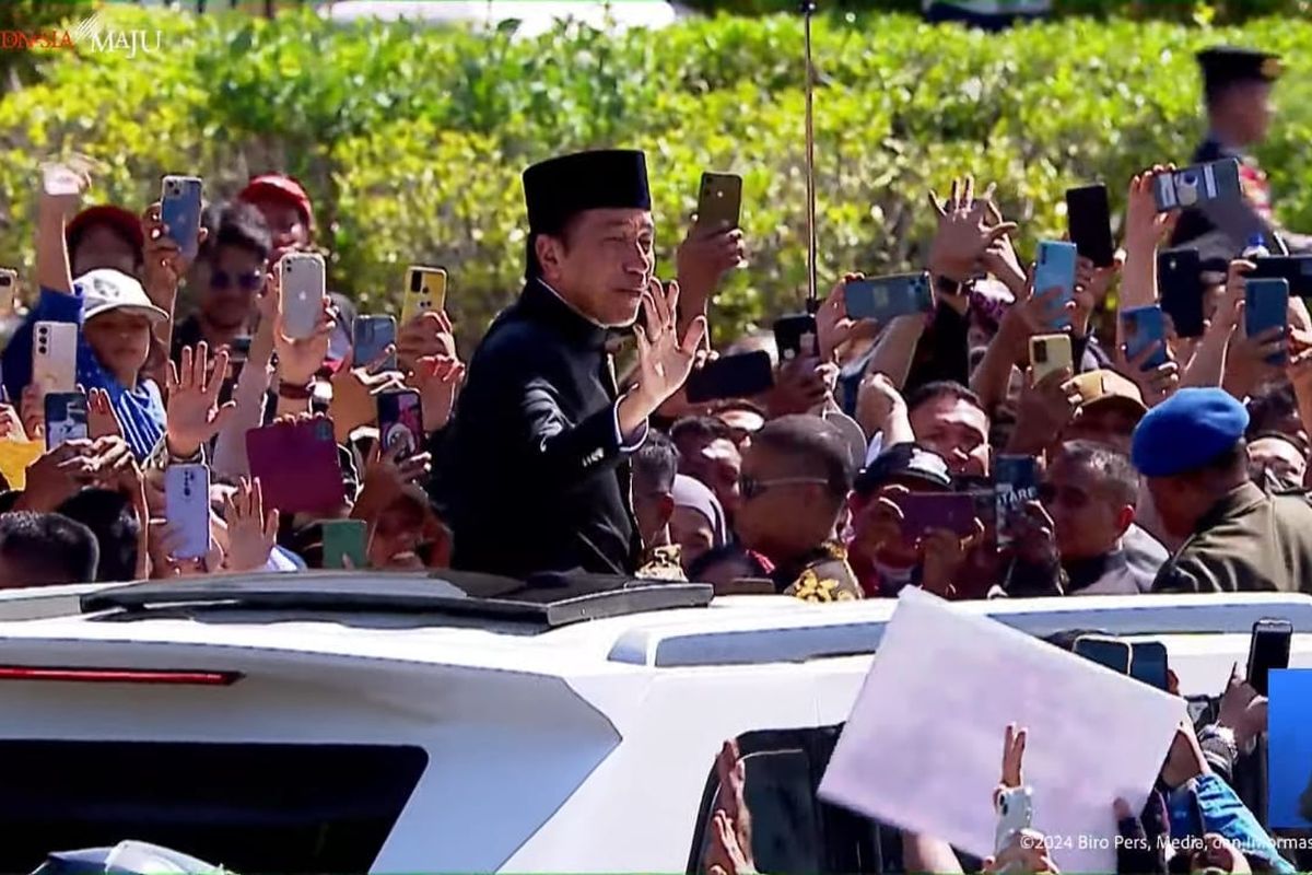 Jokowi pamit ke Solo dari sunroof MV3 Garuda Limousine