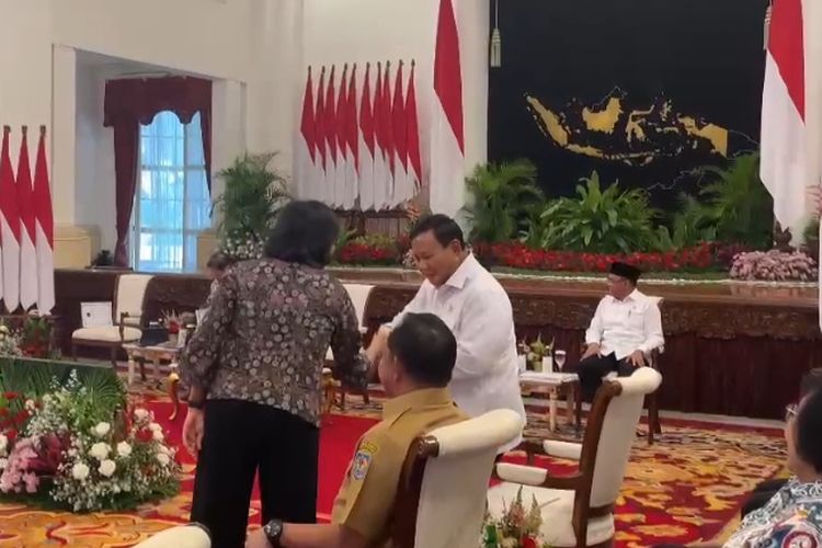 Menteri Keuangan Sri Mulyani Indrawati saat bersalaman dengan Menteri Pertahanan Prabowo Subianto ketika menanti dimulainya sidang kabinet paripurna di Istana Negara, Jakarta, Senin (26/2/2024). 