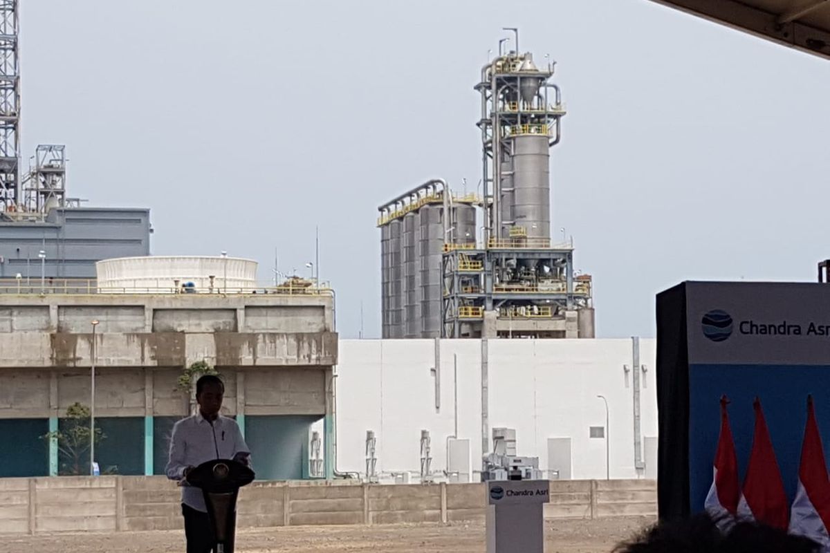 Presiden Joko Widodo meresmikan pengoperasian pabrik baru polyethylene PT Chandra Asri Petrochemical Tbk di Cilegon, Banten, Jumat (6/12/2019). 