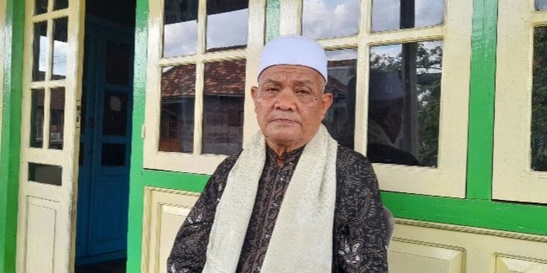 Ulama di Pondok Pesantren Asad Seberang Kota Jambi, A Ramzi S menjelaskan tentang tradisi Tudung Lingkup.