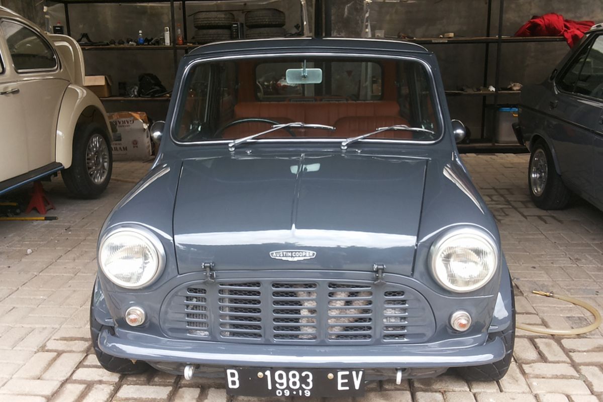 Mini lawas lansiran 1966 milik Herman Yusuf.