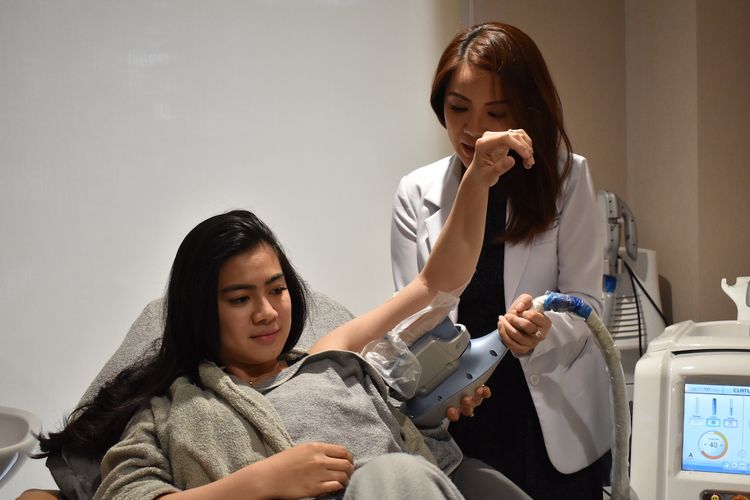 Penyanyi Felicya Angelista melakukan terapi fat freezing dengan dr.Gaby di klinik Youth & Beauty Clinic Kemang Jakarta (18/1).