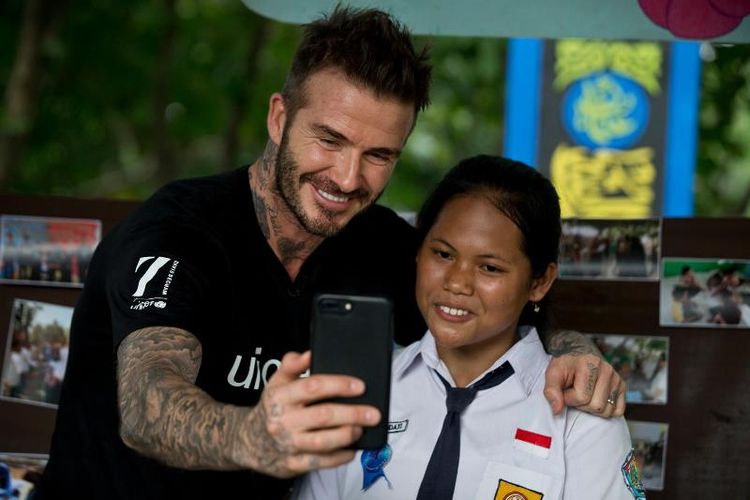 Duta Kehormatan UNICEF David Beckham berfoto bersama Sripun (15) di rumahnya di Semarang, Jawa Tengah, Indonesia, 27 Maret 2018. Sripun diunjuk oleh lingkungannya untuk menjadi agen perubahan dan berpartisipasi dalam program anti-bullying yang diinisiasi UNICEF.