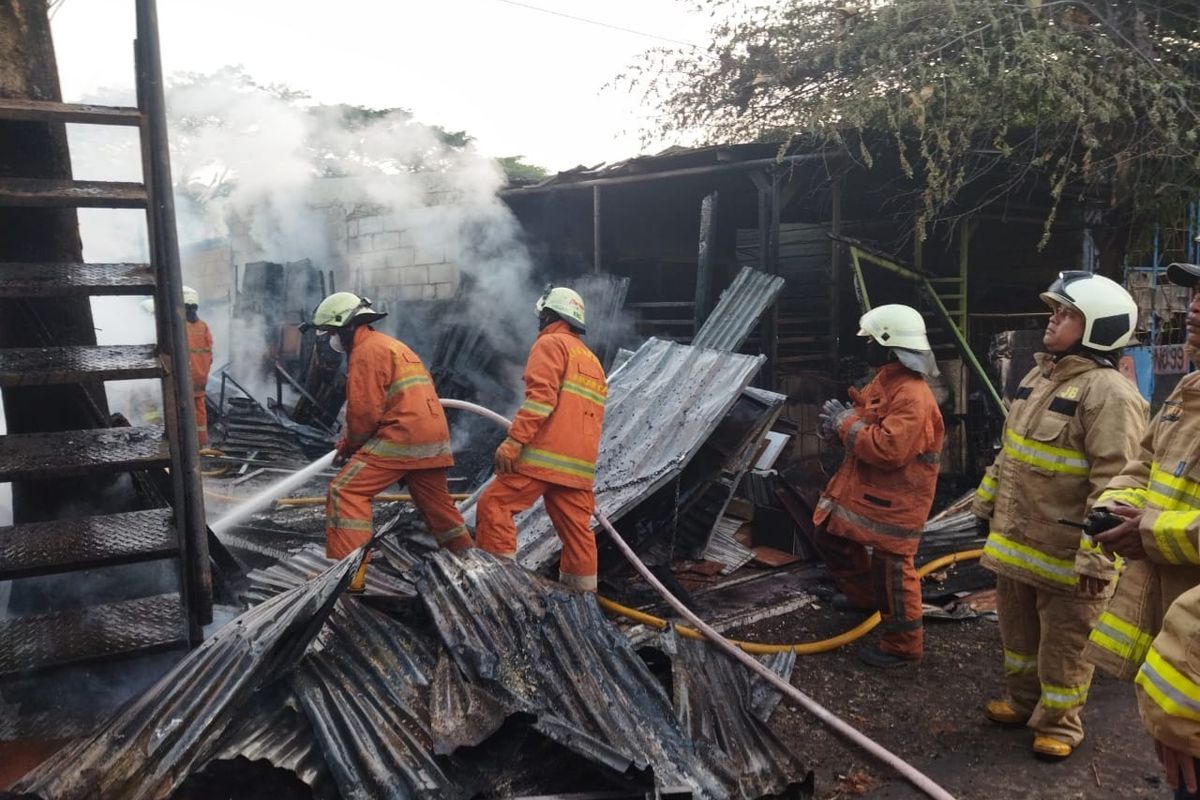 Sebuah toko furniture di Jalan Duri Kosambi RW 10, Kelurahan Duri Kosambi, Kecamatan Cengkareng, Jakarta Barat, terbakar pada Jumat (15/10/2021) pagi. 