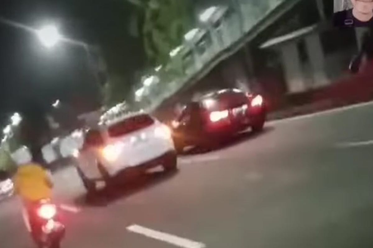 Sebuah video memperlihatkan aksi dua mobil diduga sedang balap liar di Jalan Kyai Tapa, Grogol Petamburan, Jakarta Barat, pada Jumat (27/5/2022). 
