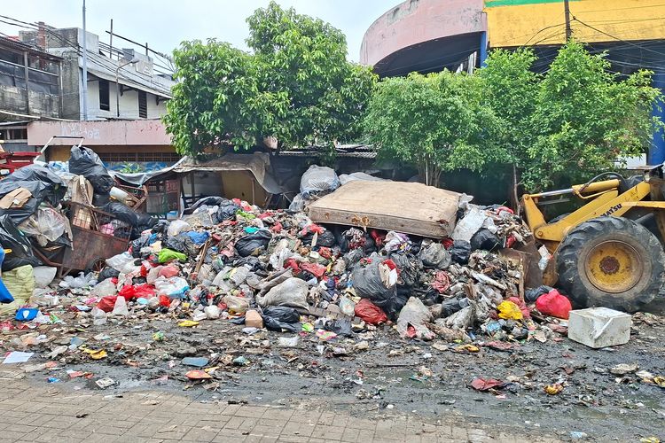 Tumpukan Sampah di Pasar Kopro Jakbar Mulai Diangkut Usai Dikeluhkan Warga