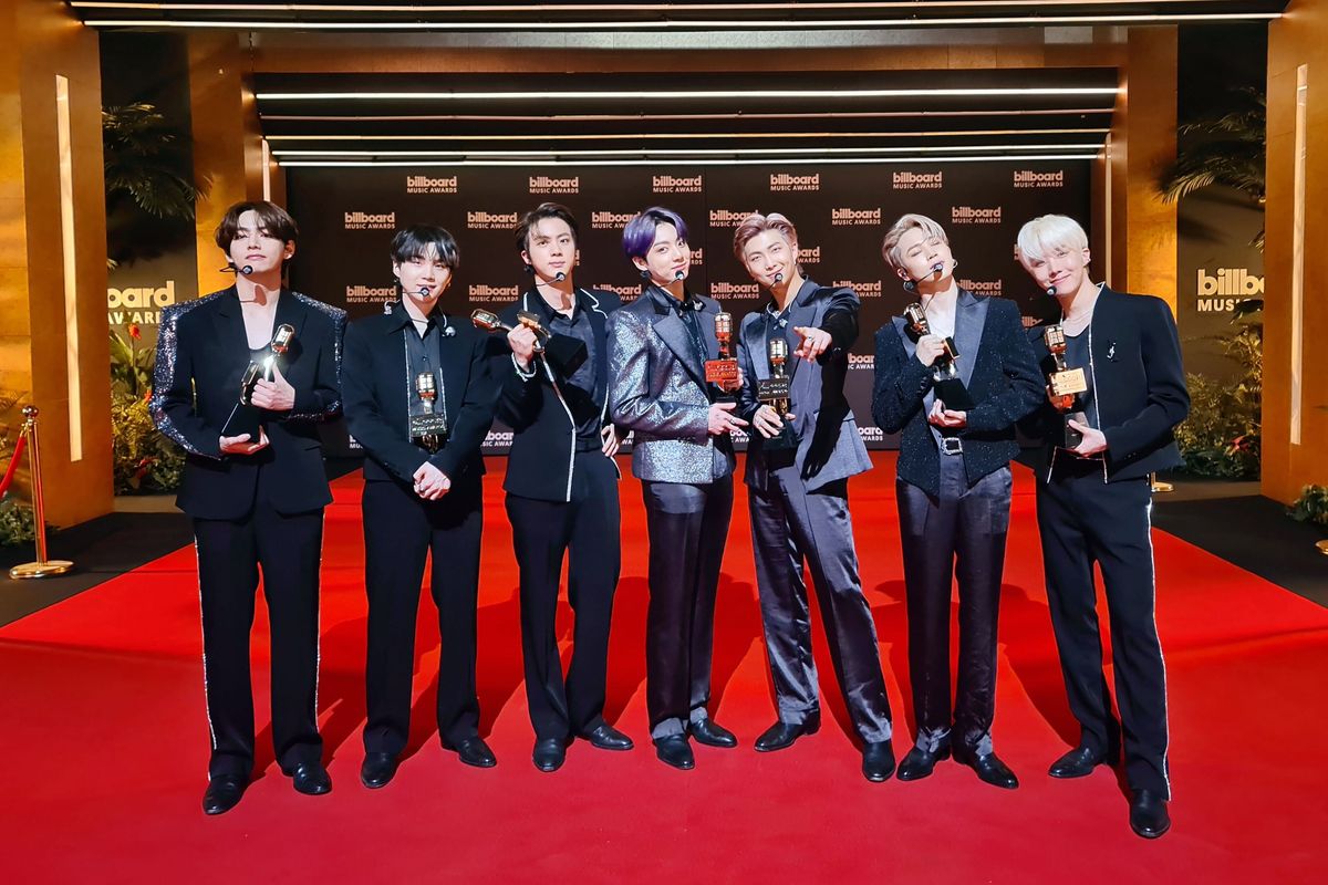 BTS saat tampil di Billboard Music Awards 2021.