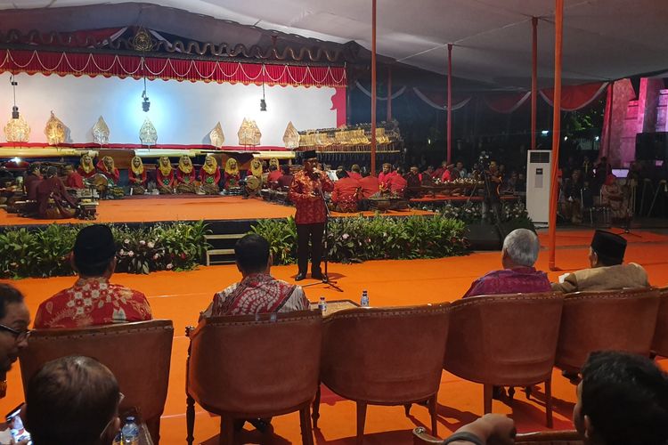 Sekjen DPP PDI-P Hasto Kristiyanto saat menghadiri acara wayangan yang digelar untuk mensyukuri kemenangan Jokowi-Maruf di Tugu Proklamasi, Jakarta, Sabtu (20/7/2019).