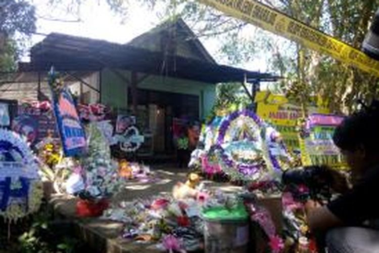 Rumah keluarga angkat Angeline, bocah 8 tahun yang dilaporkan hilang 16 Mei lalu dan ditemukan tewas 10 Juni 2015. Di halaman belakang rumah inilah, Angeline ditemukan tewas terkubur.