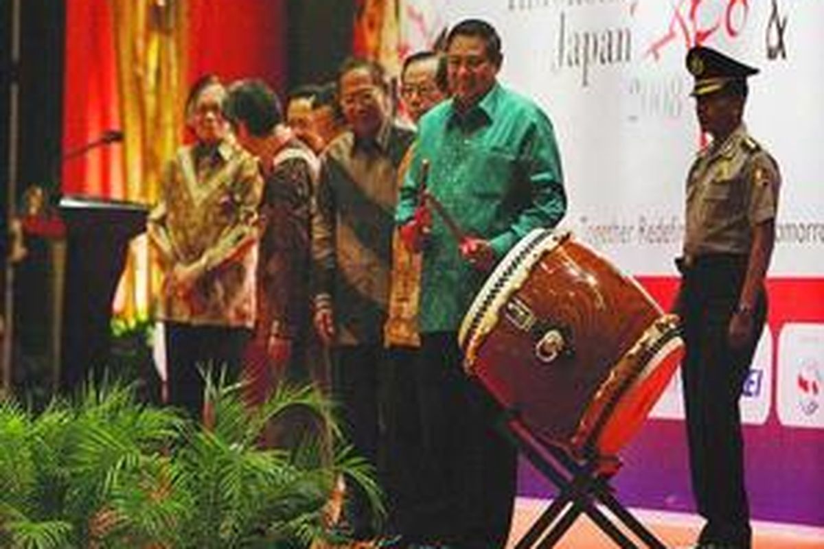 Presiden Susilo Bambang Yudhoyono, didampingi mantan PM Jepang Yasuo Fukuda, Ketua Badan Penasihat Perhimpunan Persahabatan Indonesia Jepang Ginandjar Kartasasmita, Senior Managing Director Nikkei Shiro Saito, dan Pemimpin Umum Harian Kompas Jakob Oetama, bersiap memukul drum Jepang, taiko, tanda dibukanya Indonesia-Japan Expo 2008, Sabtu (1/11).