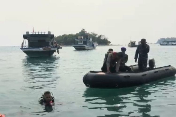Petugas pencarian gabungan saat mengevakuasi korban tenggalm dari dasar laut sekitar Pulau Merak Kecil, Cilegon, Banten. Rabu (13/9/2023) sore.