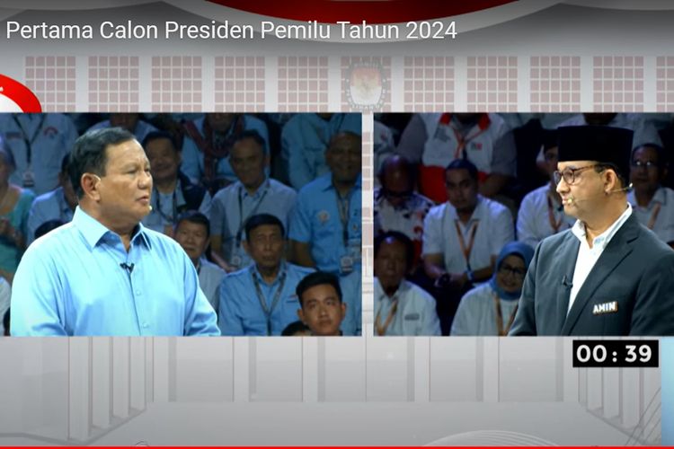 Capres nomor urut 1 Anies Baswedan dan capres nomor urut 2 Prabowo Subianto berinteraksi dalam debat hari ini, di gedung KPU, Selasa (12/12/2023).
