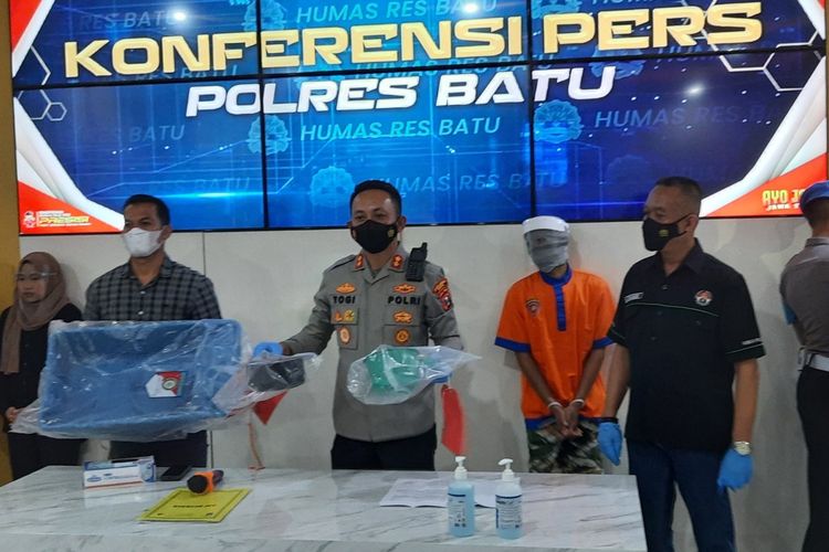 Jajaran Polres Batu saat merilis pelaku penganiayaan balita berusia 2,5 tahun di Kota Batu, Rabu (27/10/2021).