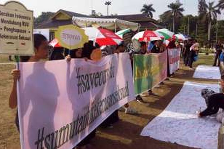 1000 tanda tangan dukungan penghapusan kekerasan seksual berhasil di kumpulkan Masyarakat Sumut Anti Kekerasan Seksual pada aksi damai di Lapangan Merdeka Medan, Senin (16/5/2016)