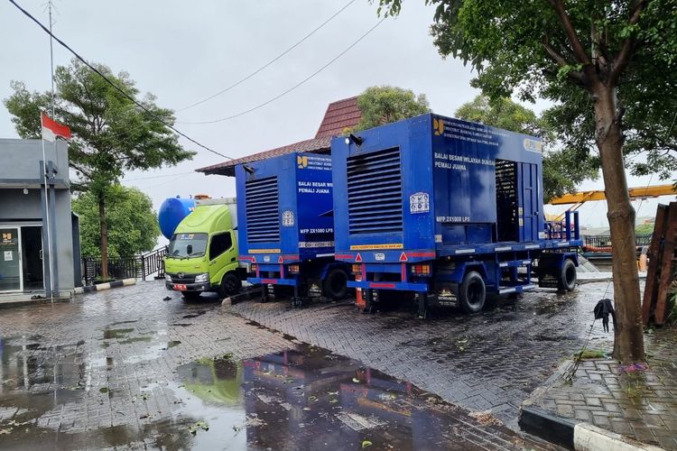 Pemkot Semarang mengatasi genangan air di Kecamatan Genuk dengan mengerahkan dua mbol pompa darurat untuk agar masyarakat kembali beraktivitas.