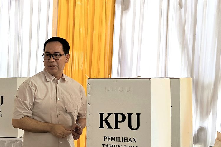 Tubagus Chaeri Wardhana Mencoblos di TPS 15 Pakulonan Tanpa Ditemani Airin