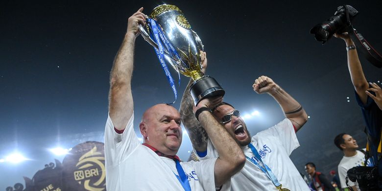 Pelatih Persib Bojan Hodak angkat piala Super League 2025-2026 bersama el-capitano Marc Klok pada momen seremoni juara Sabtu (23/5/2026) di Gelora Bandung Lautan Api (GBLA). 