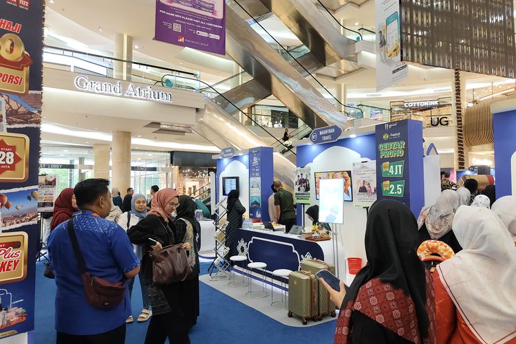 Suasana pameran perjalanan Garuda Indonesia Umrah Festival 2025 di mal Kota Kasablanka, Jakarta, Jumat (28/8/2025). 