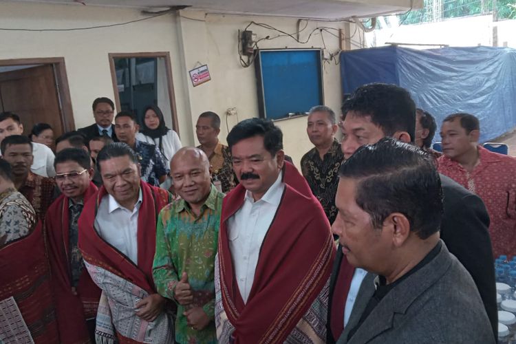 Menteri ATR/Kepala BPN, Hadi Tjahjanto saat menyerahkan sertifikat rumah ibadah untuk Gereja HKBP Kota Tangerang, Banten, pada Kamis (27/7/2023).