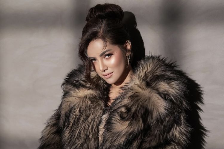 Olla Ramlan kembali tampil mencuri perhatian dengan gaya busananya yang glamor dan bold. Simak selengkapnya.