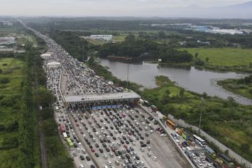 Antrean Kendaraan Mengular di Gerbang Tol Cikampek Utama