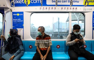 Warga duduk dengan menerapkan social distancing atau saling menjaga jarak guna mencegah penyebaran virus corona di Stasiun MRT Bundaran HI, Jakarta Pusat, Jumat (20/3/2020). PT MRT Jakarta (Perseroda) mengimbau para penumpang untuk menjaga jarak aman dengan penumpang lainnya, minimal dalam radius satu meter.